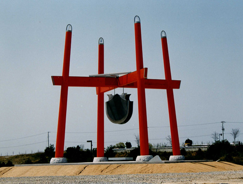 Monumento '<i>Campana del Sol Naciente</i>'. Kumano, Japón, 2000<br>© Kan Masuda
